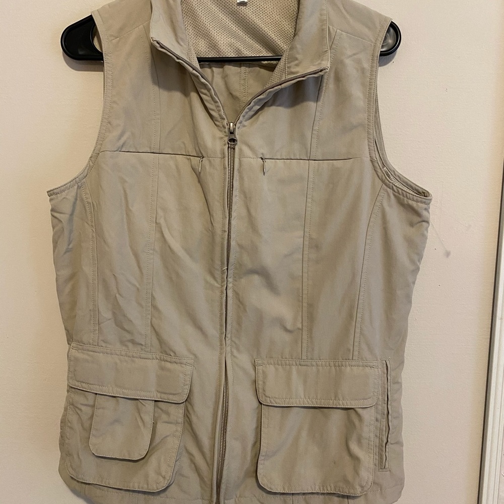 Women’s TravelSmith vest khaki sand tan